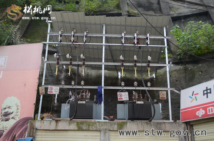 松桃供電局更換老舊設(shè)備排除用電安全隱患