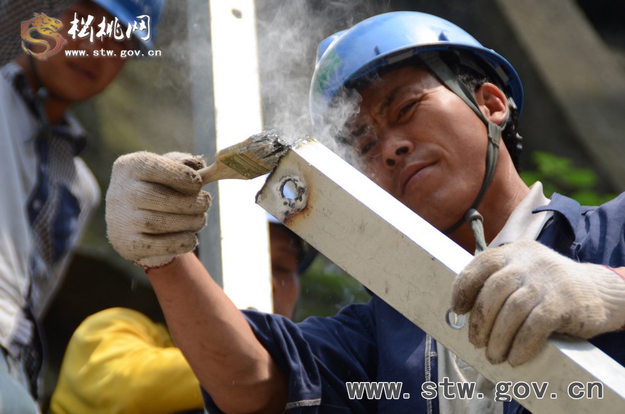 松桃供電局更換老舊設(shè)備排除用電安全隱患