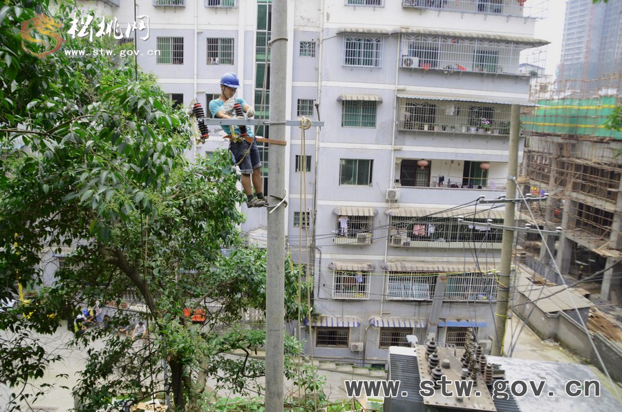 松桃供電局更換老舊設(shè)備排除用電安全隱患