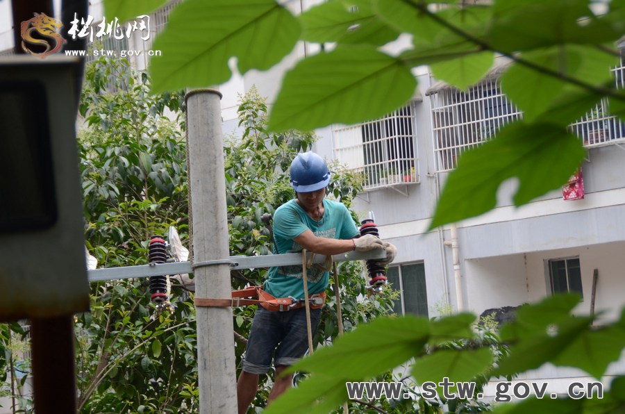 松桃供電局更換老舊設(shè)備排除用電安全隱患