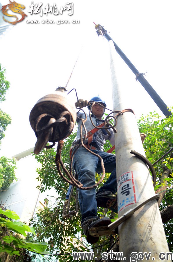 松桃供電局更換老舊設(shè)備排除用電安全隱患
