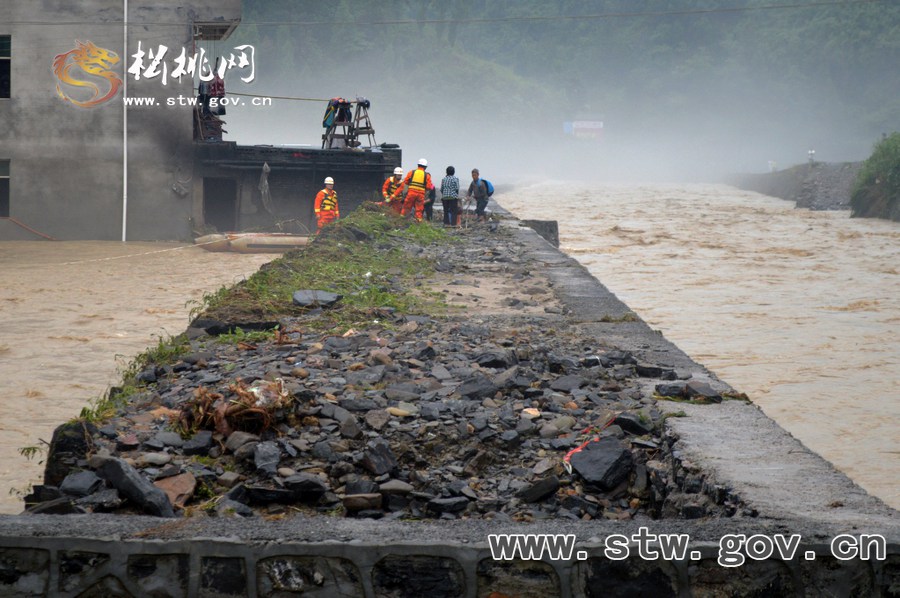 特大暴雨襲擊松桃 搶險(xiǎn)救災(zāi)爭(zhēng)分奪秒