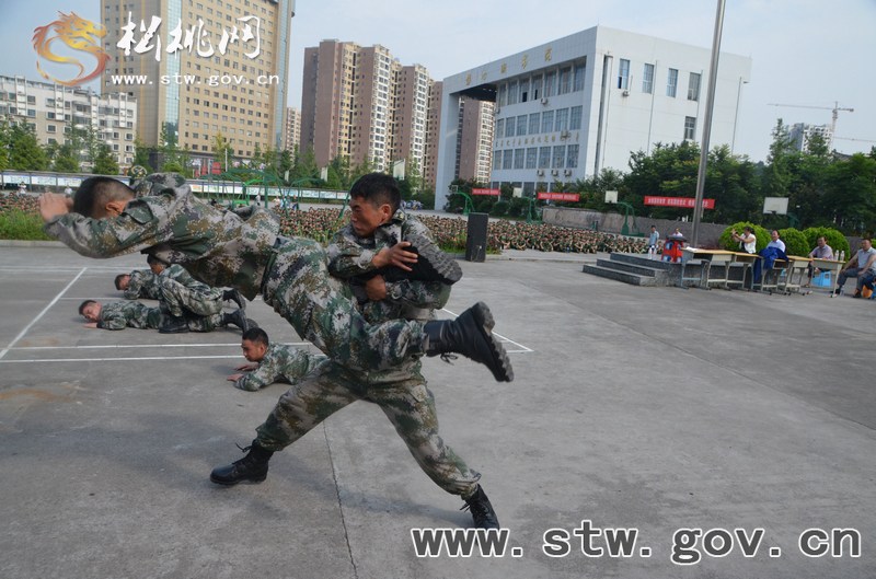 松桃民族中學(xué)2014級(jí)新生軍訓(xùn)動(dòng)員會(huì)