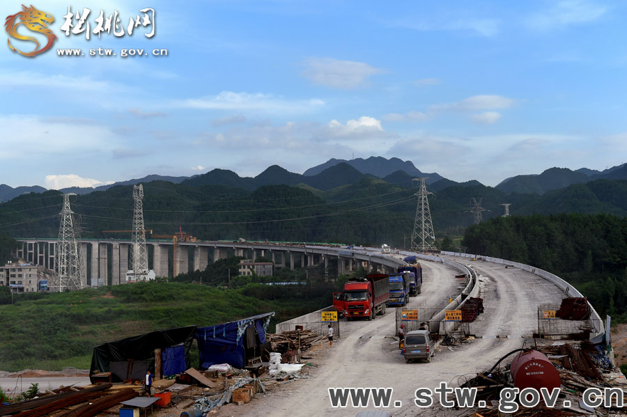 走看苗鄉(xiāng)新變化——松銅高速建設(shè)掠影