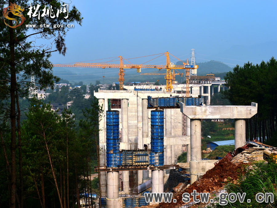 走看苗鄉(xiāng)新變化——松銅高速建設(shè)掠影