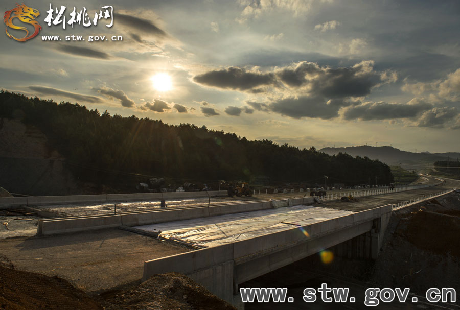 走看苗鄉(xiāng)新變化——松銅高速建設(shè)掠影