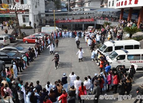 健康過大年 快樂在醫(yī)院—縣人民醫(yī)院迎新春系列活動之齊步走
