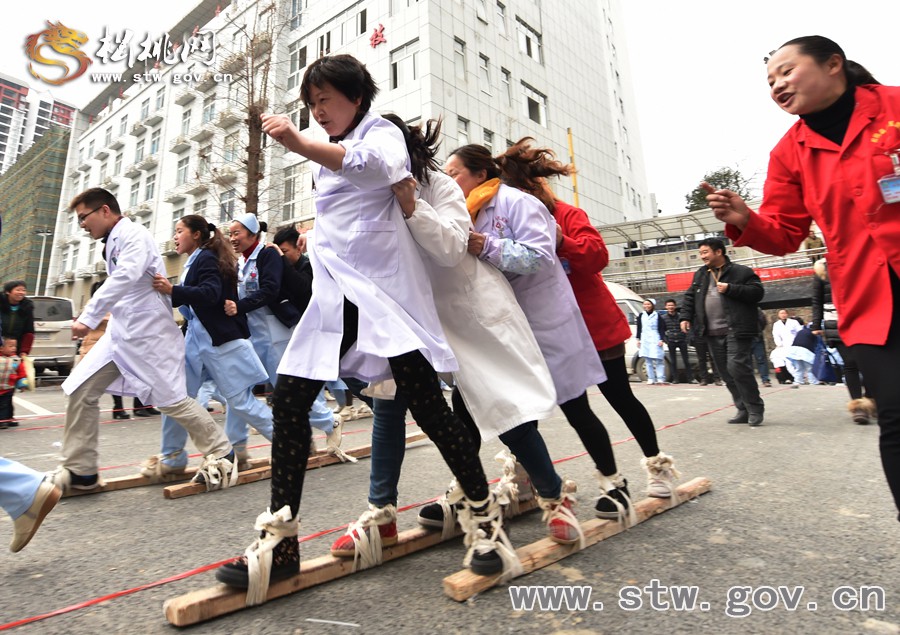 健康過大年 快樂在醫(yī)院—縣人民醫(yī)院迎新春系列活動之齊步走