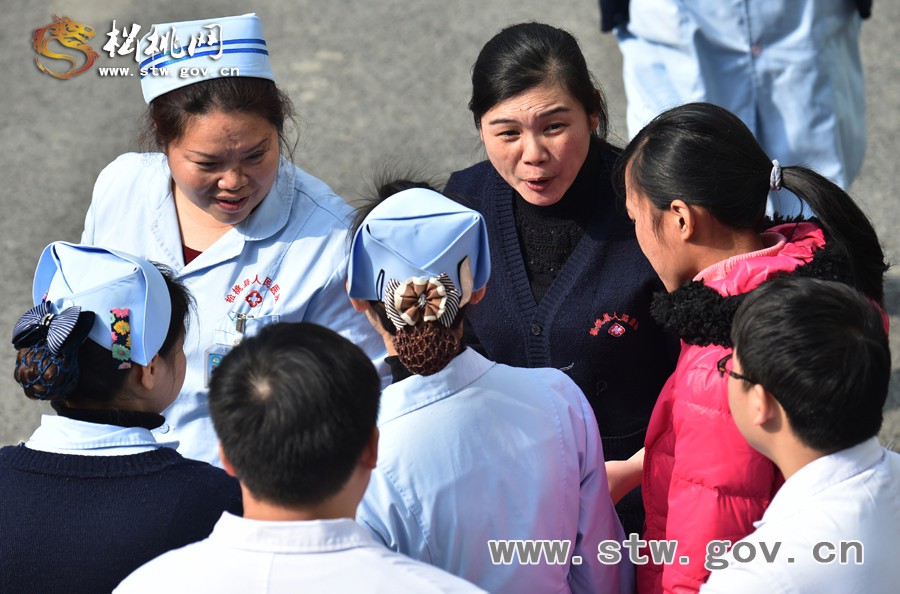 健康過大年 快樂在醫(yī)院—縣人民醫(yī)院迎新春系列活動(dòng)之齊步走
