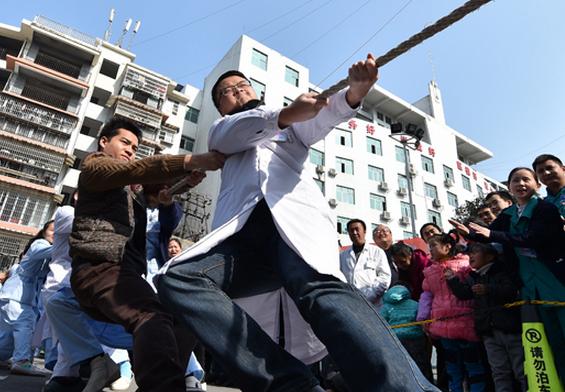 健康過大年　快樂在醫(yī)院——縣人民醫(yī)院迎新春系列活動之拔河