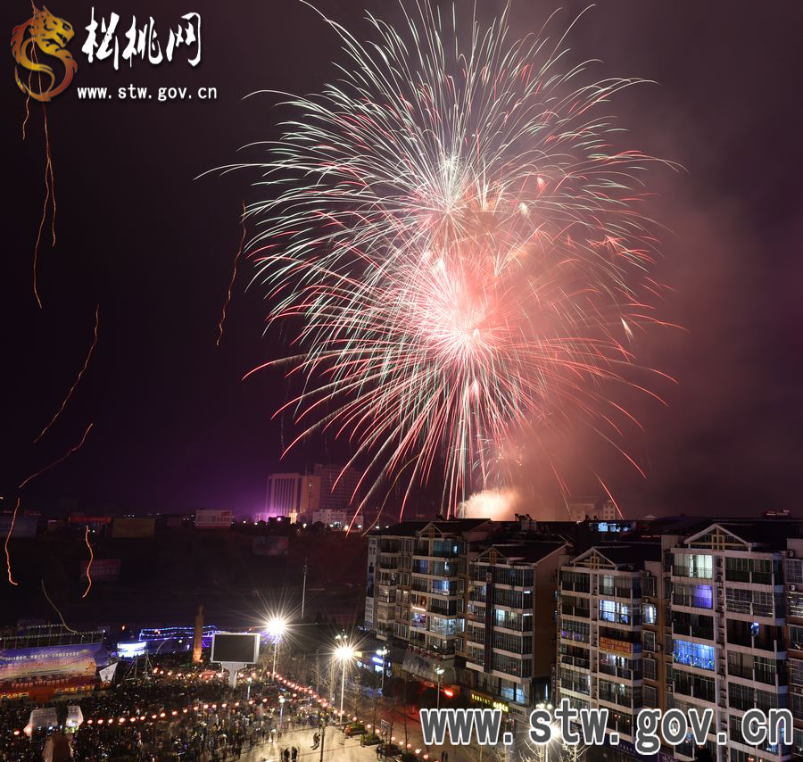 【新春七天樂(lè)】松桃數(shù)萬(wàn)群眾歡騰元宵之夜