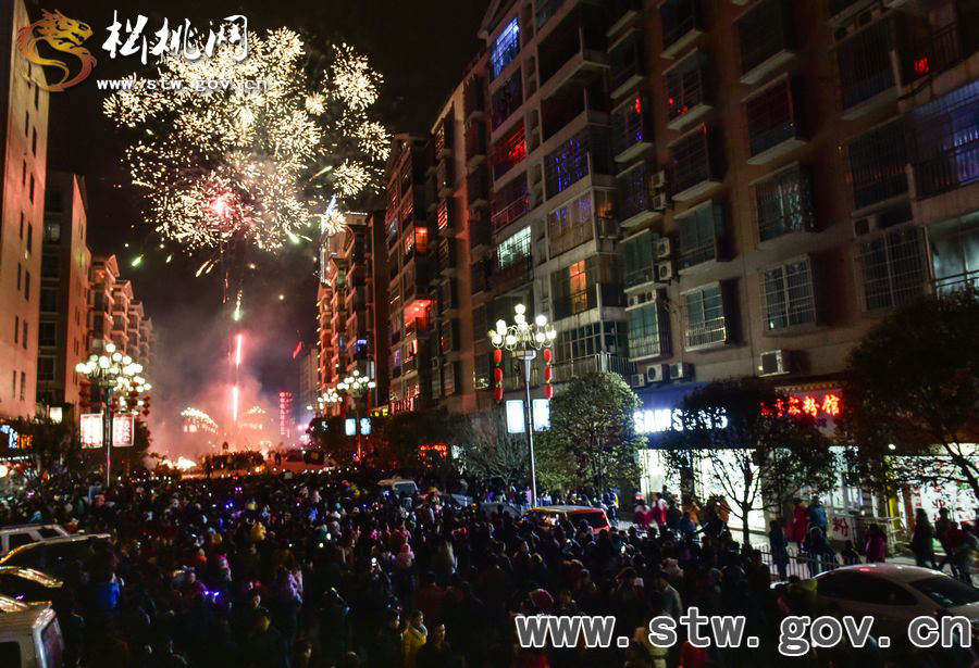 【新春七天樂】松桃數(shù)萬群眾歡騰元宵之夜