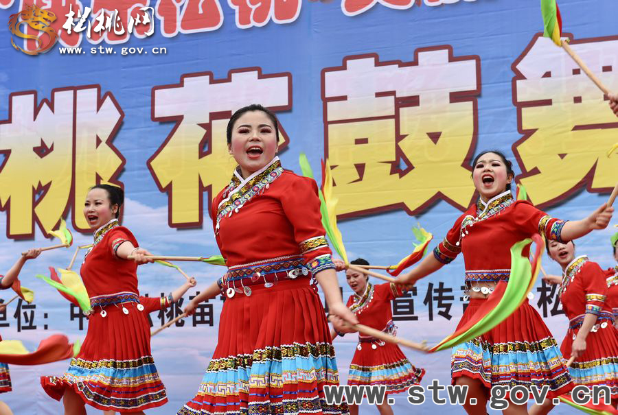 千名巾幗鼓舞苗鄉(xiāng)慶“三·八”