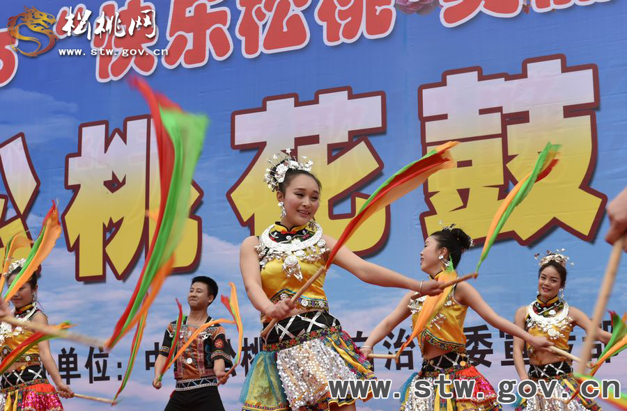 千名巾幗鼓舞苗鄉(xiāng)慶“三·八”