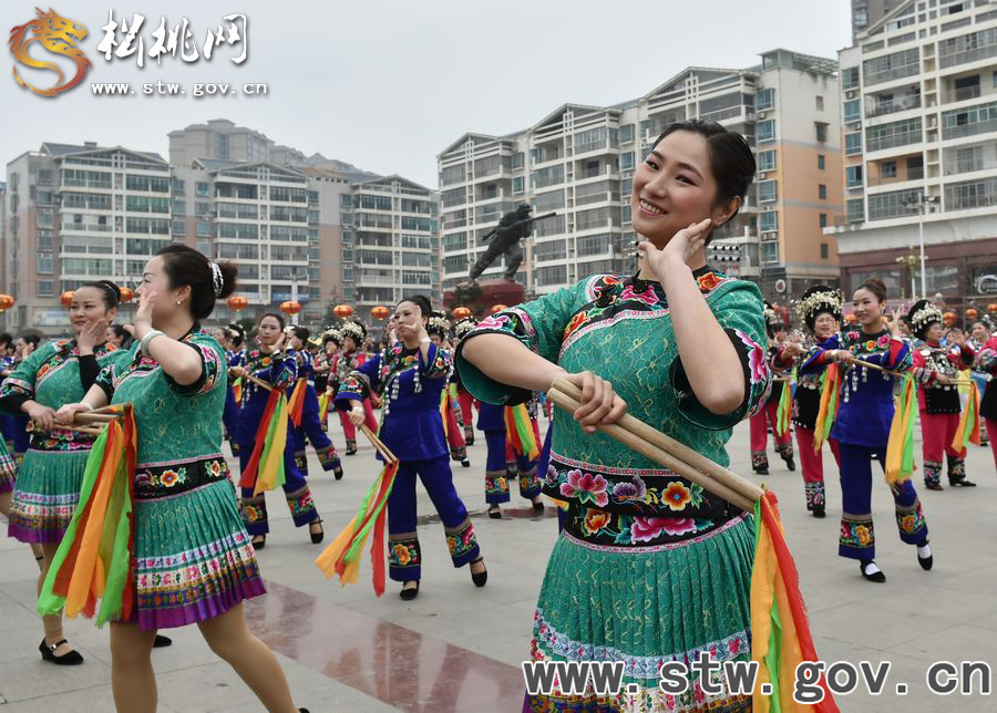 千名巾幗鼓舞苗鄉(xiāng)慶“三·八”