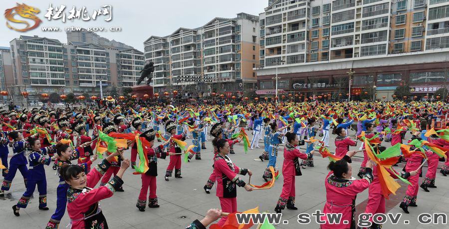 千名巾幗鼓舞苗鄉(xiāng)慶“三·八”