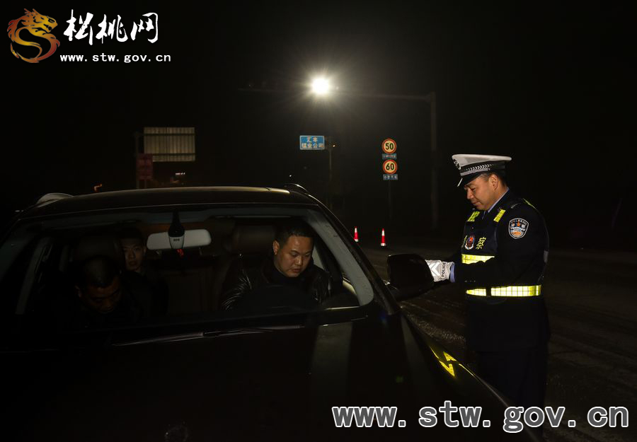 松桃交警嚴(yán)查各類道路交通違法行為