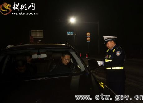 松桃交警嚴查各類道路交通違法行為