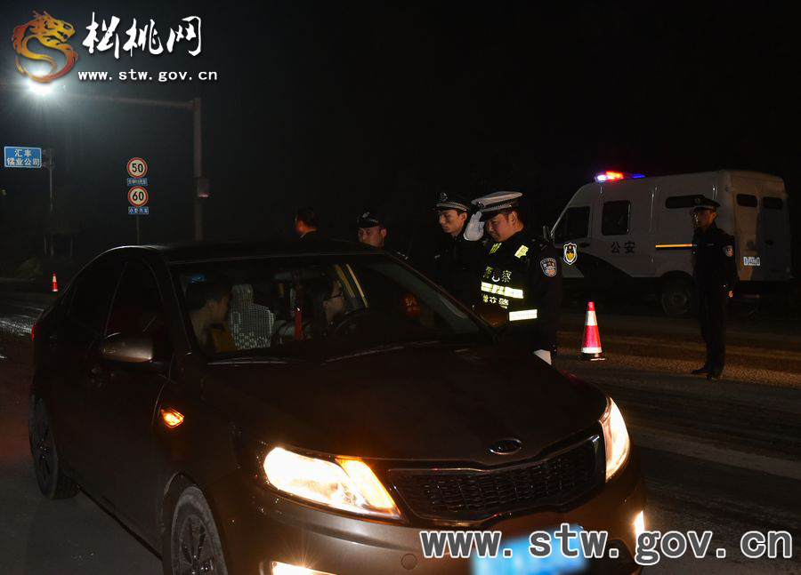 松桃交警嚴(yán)查各類道路交通違法行為