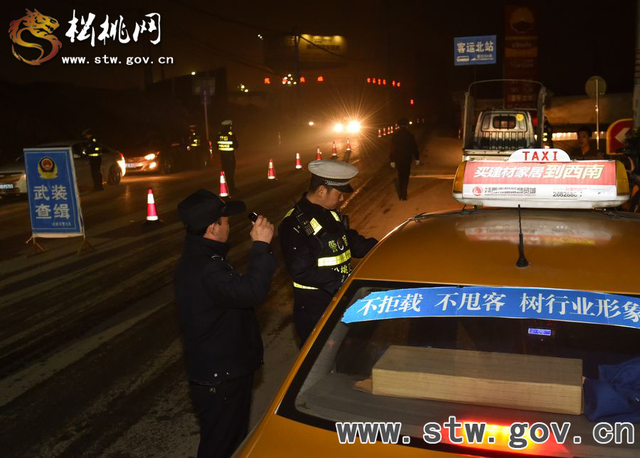松桃交警嚴查各類道路交通違法行為