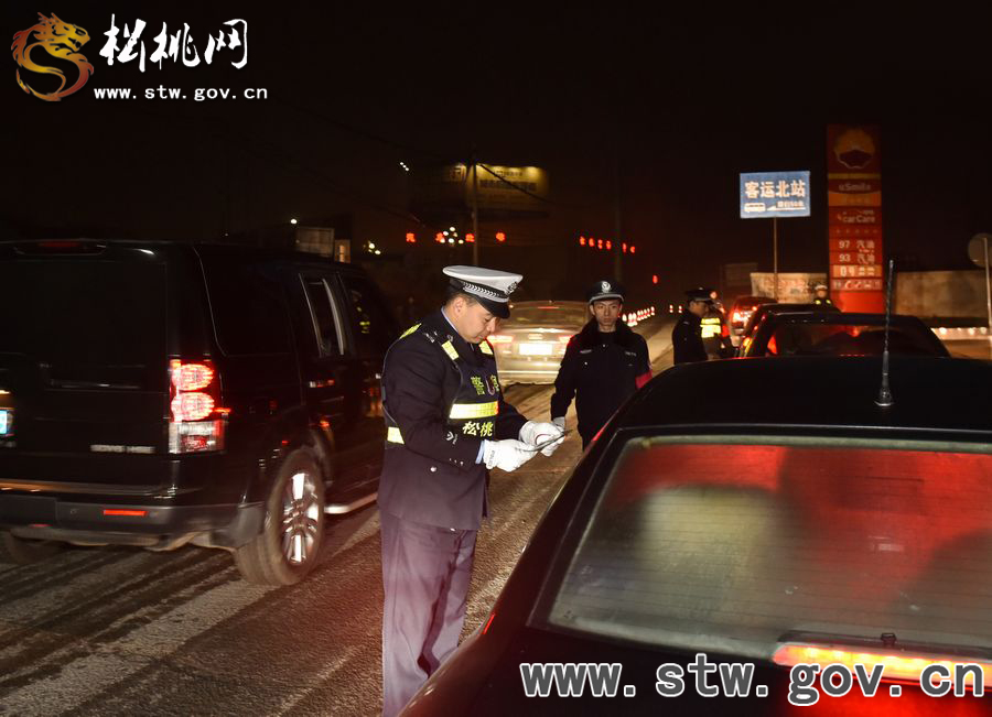 松桃交警嚴查各類道路交通違法行為