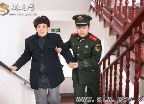 “傳承雷鋒精神 做新一代革命軍人”