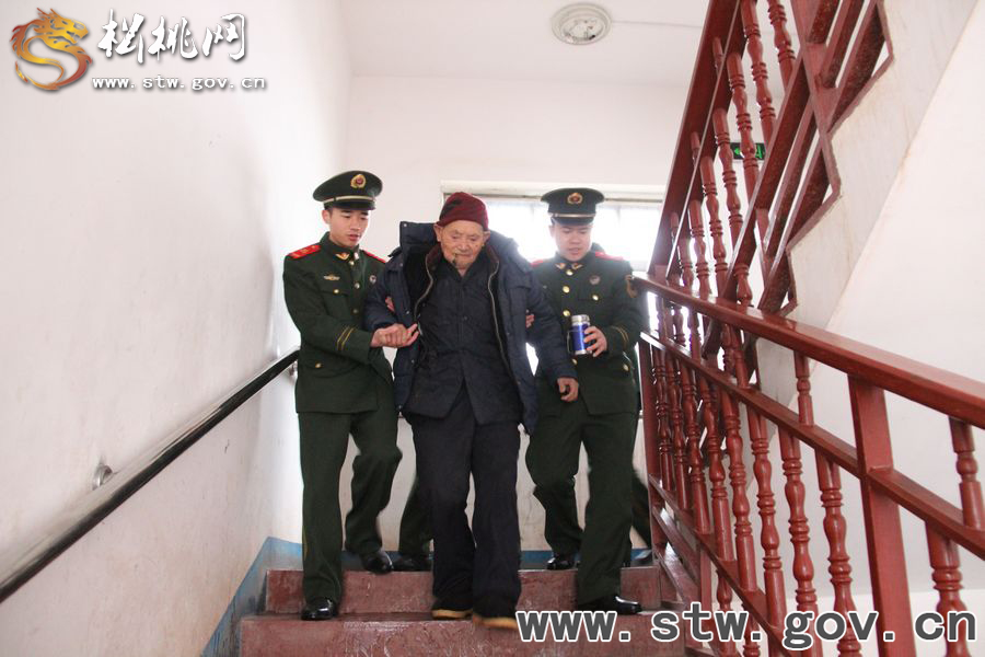 “傳承雷鋒精神 做新一代革命軍人”