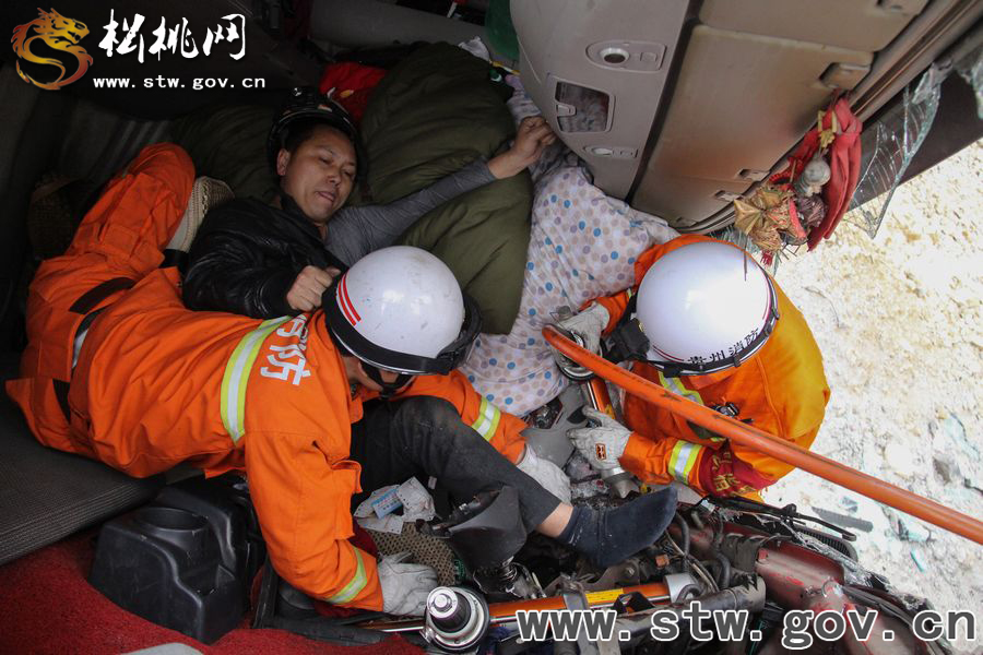 貨車側(cè)翻致司機被困 松桃消防成功營救