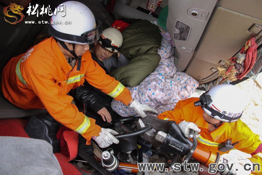 貨車側(cè)翻致司機(jī)被困 松桃消防成功營救