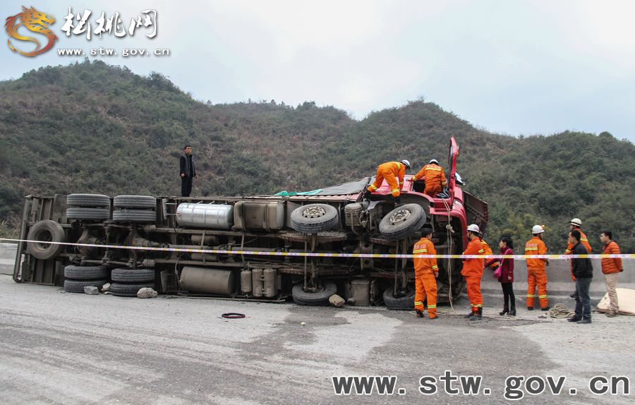 貨車側翻致司機被困 松桃消防成功營救