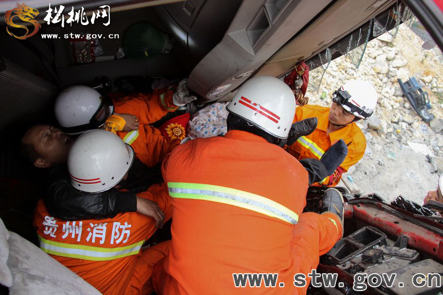 貨車側翻致司機被困 松桃消防成功營救