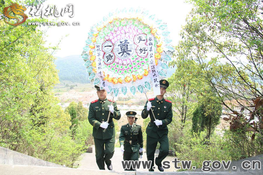 松桃消防官兵“清明節(jié)”前緬懷革命先烈