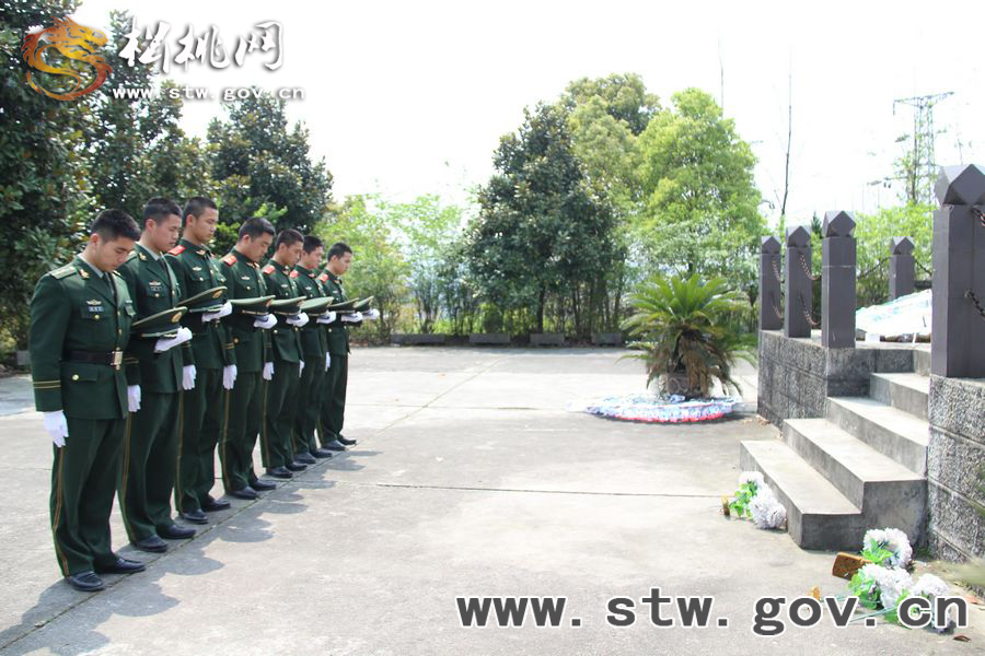 松桃消防官兵“清明節(jié)”前緬懷革命先烈