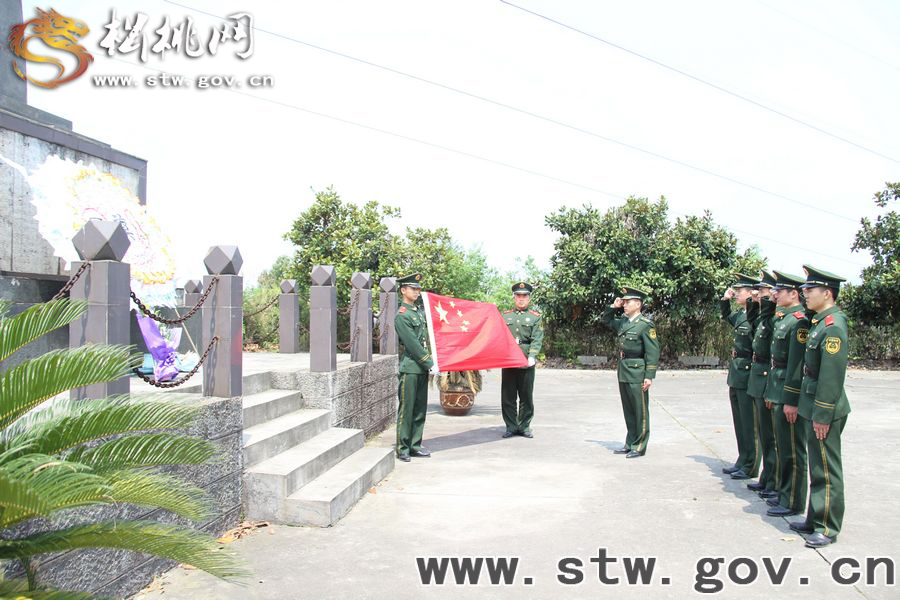 松桃消防官兵“清明節(jié)”前緬懷革命先烈
