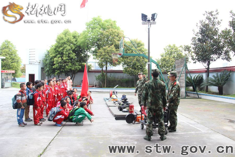 松桃50余名師生“零距離”學(xué)習(xí)消防知識(shí)