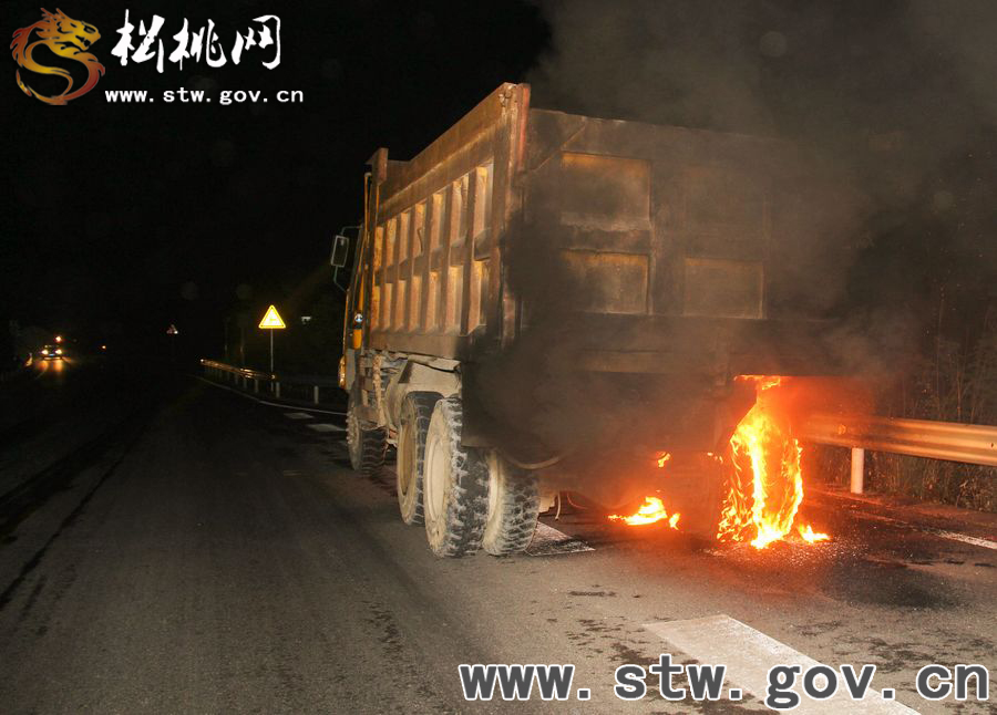 貨車深夜起火 消防成功處置
