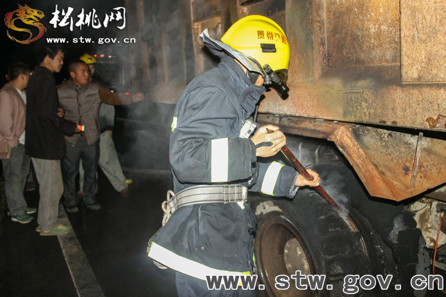 貨車深夜起火 消防成功處置