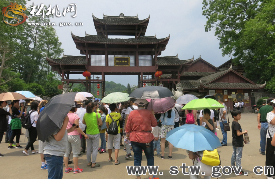 “五一”小長假苗王城景區(qū)游人如織