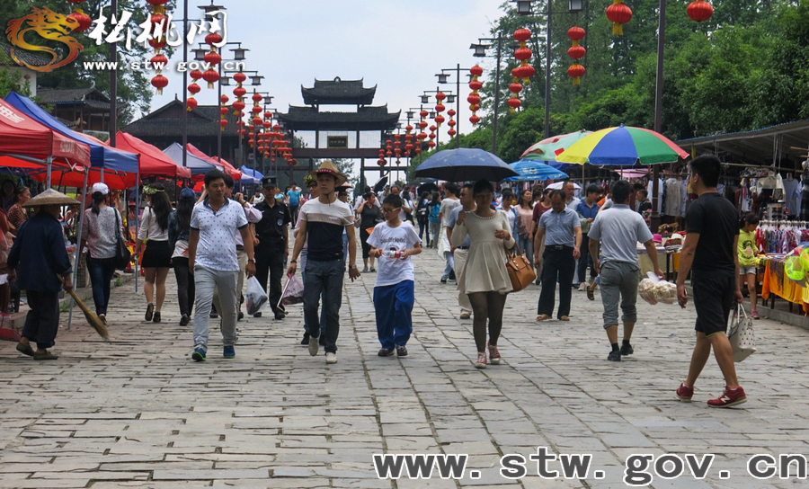 “五一”小長假苗王城景區(qū)游人如織