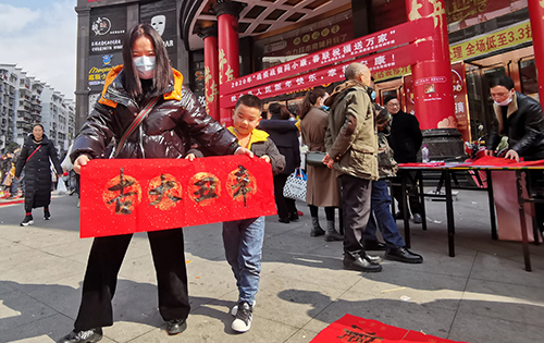 ​【新春走基層】苗鄉(xiāng)“小書法家”街頭揮毫賀新春