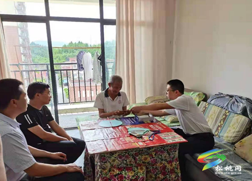 ​馬結(jié)華“七一”前夕走訪慰問(wèn)生活困難黨員并到太平營(yíng)街道辦事處調(diào)研
