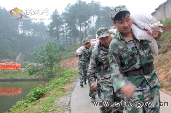 松桃人武部備戰(zhàn)省軍地聯(lián)考聯(lián)評訓練掠影