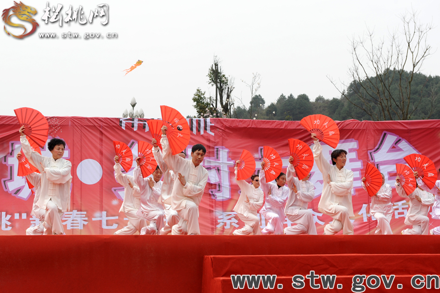【新春七天樂(lè)】苗鄉(xiāng)“民星”閃耀群眾舞臺(tái)