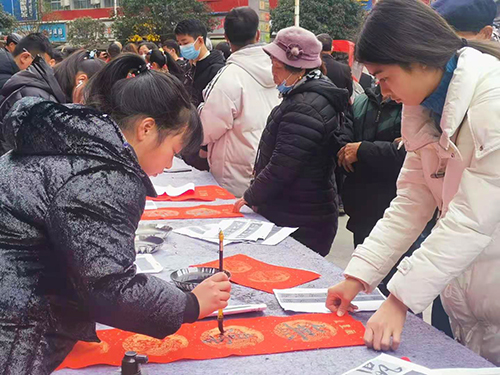 ​【新春走基層】苗鄉(xiāng)“小書法家”街頭揮毫賀新春