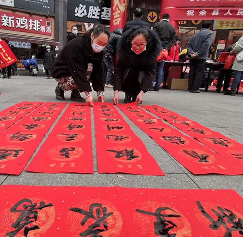 ​【新春走基層】苗鄉(xiāng)“小書法家”街頭揮毫賀新春