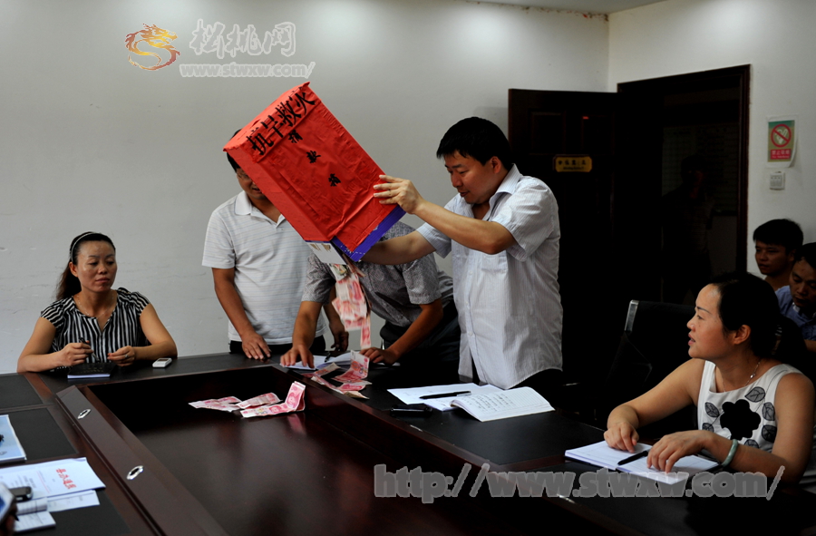 松桃縣委宣傳部“愛心捐款”支援災區(qū)抗旱