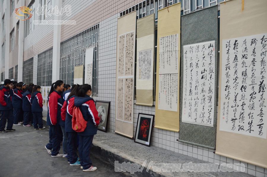孟中松中首屆學(xué)生美術(shù)作品交流展舉行