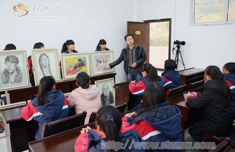 孟中松中首屆學(xué)生美術(shù)作品交流展舉行
