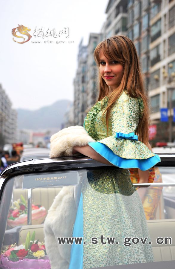 車展上的俄羅斯女孩