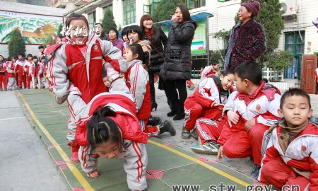 陽(yáng)光體育與快樂(lè)校園同行----松桃一完小冬季運(yùn)動(dòng)會(huì)